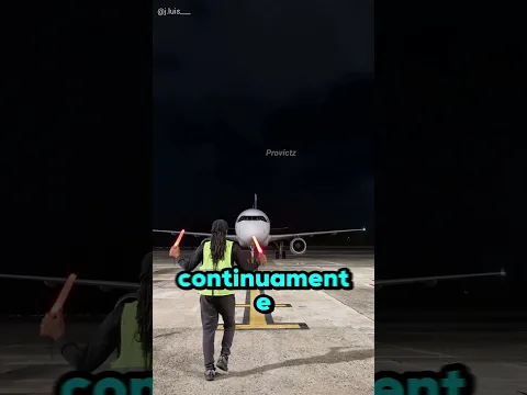 ¿Cómo guía este hombre a los aviones con sus manos? ✈️