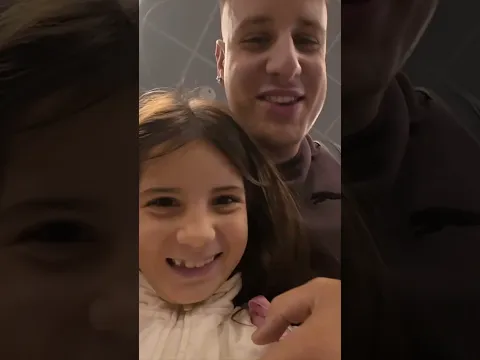 Mike e Aurora fanno colazione prima di partire per un lungo viaggio in aereo! #shorts