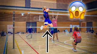 (Partida de voleibol) Sua capacidade de salto é excepcional nas finais.