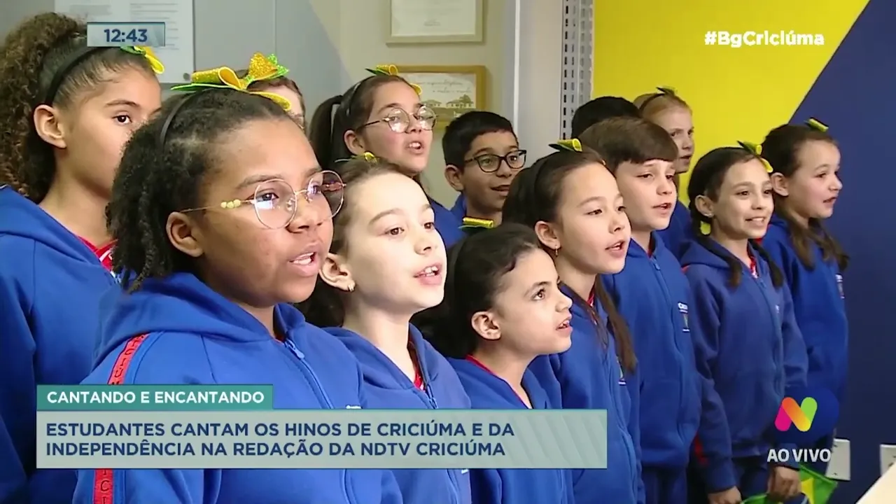 Estudantes cantam os hinos de Criciúma e da Independência na redação da NDTV Criciúma