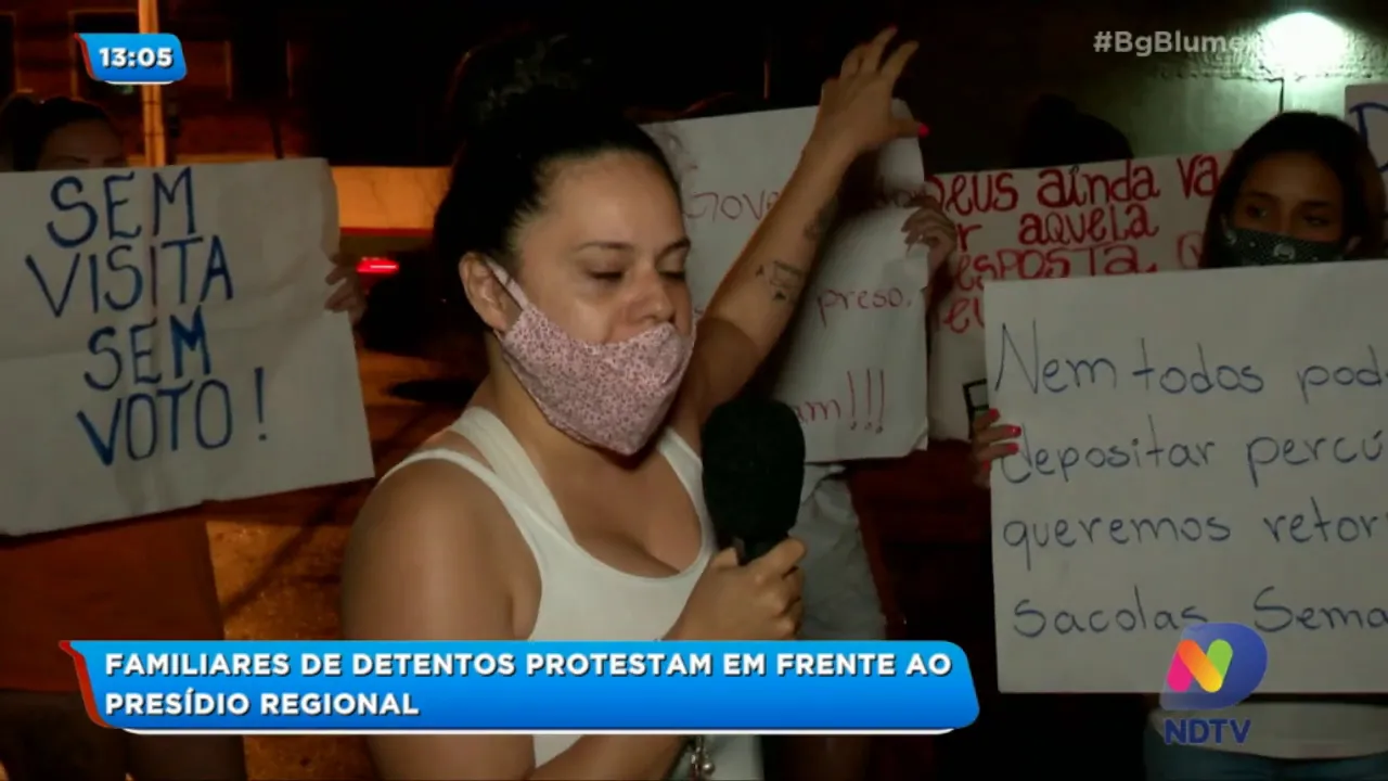 Familiares de detentos protestam em frente ao Presídio Regional de Blumenau