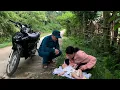 Download Lagu Lý Tiểu Mua : Single mother and daughter in distress were helped by a kind police officer | Tiểu Mua