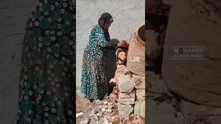 تجهيز التنور بيد مسنة سورية تنور تراث سوريا فلسطين السعودية رمضان رمضان يجمعنا 