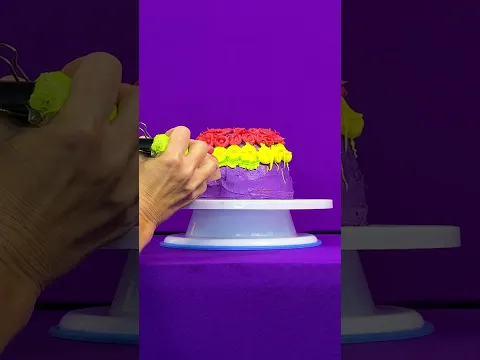 O BOLO MAIS COLORIDO DO MUNDO! 🍰🌈 #LittleAngel #BoloArcoIris