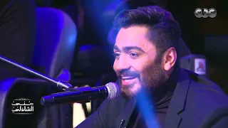 معكم مني الشاذلي تليفوني رن تامر حسني على مدرجات الاستوديو وسط الجمهور 