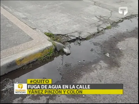 Fuga de agua en la calle Yánez Pinzón y Colón