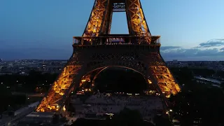 penampakan kota paris dimalam hari sungguh indah sekali 