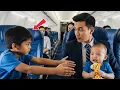 Lagu ทารกของมหาเศรษฐีพันล้านร้องไห้ไม่หยุดบนเครื่องบิน — จนเด็กชายผิวดำยากจนทำสิ่งที่ไม่มีใครคาดคิด
