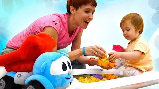 Подарок от Грузовичка Лёвы — песочница с песком! Лепим, играем и убираемся вместе с Бьянкой и мамой