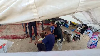 نازحون فلسطينيون يعيشون داخل مقبرة في خان يونس جنوب قطاع غزة ويواجهون الشتاء بخيام بالية