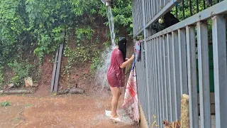 Desafiando La Tormenta Bano Bajo La Lluvia
