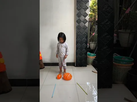 Belajar ukuran sambil Meletuskan balon, Balon kecil susah diletuskan🤣 #shorts #meletuskanbalon #cute