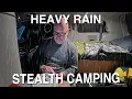 Download Lagu Stealth kamperen in een kleine stad bij hevige regen