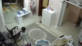 كاميرا المراقبه ترصد طفل يلعب مع اختو شوفو اش صار الله يستر 