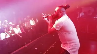 cbily live performance in backstage m nich alongside teni makanaki 30 11 2019