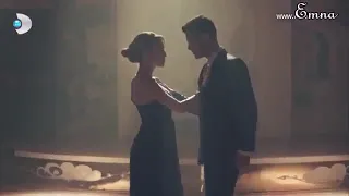 لو ايدك   تلمس ايدايا  لو عينك تيجى في عينا كنت تعرف      الي بيا حتي من غير سؤال  دندنها