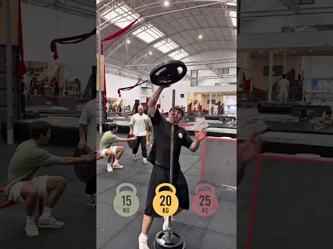 El reto físico imposible: Encestar la pesa de 25kg