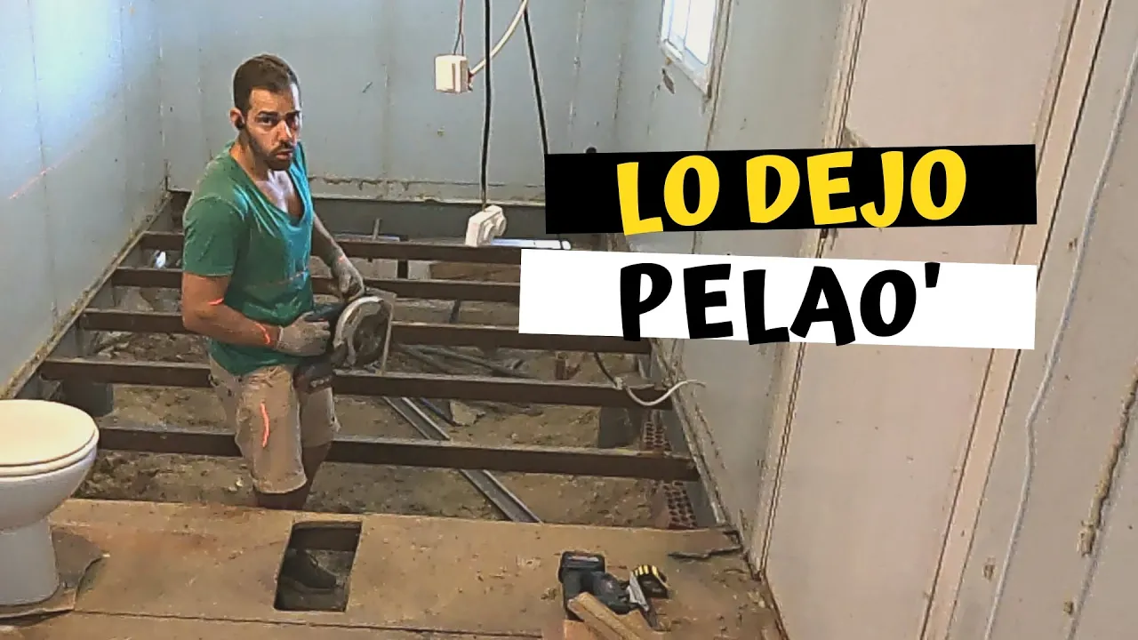 Trabajador aplicando aislamiento en construcción de vivienda, materiales de obra
