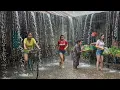 Download Lagu Extreme weer ⛈️ Intense regenbui in een rustig dorp | Rustgevende regengeluiden, lopen in de regen