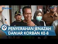 Download Lagu Isak Tangis Warnai Penyerahan Jenazah Daniar Korban ke 8 KMP Tunu Pratama Jaya yang Ditemukan
