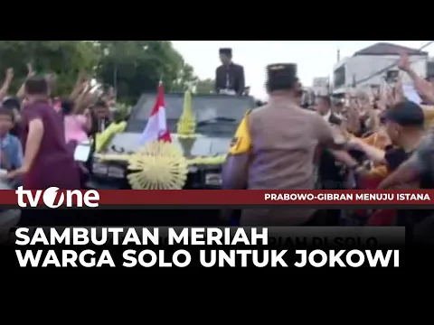Naik Rantis, Jokowi Sapa dan Bagikan Baju ke Warga saat Tiba di Solo