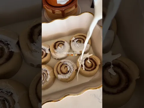 Bake homemade cinnamon rolls🍂🥮 #bakewithme #cinnamonrolls #fallvibes #baking #cozy #home #fall