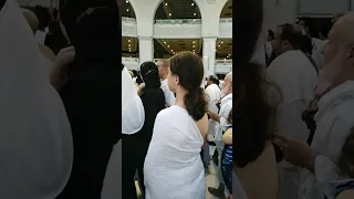 كثر هذا المشهد في الحرم المكي الشريف نسأل الله السلامه والعافيه  كثر هذا المشهد في الحرم المكي الشريف نسأل الله السلامه والعافيه