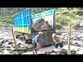 Download Lagu manual miners load black sand into the back of an isuzu truck