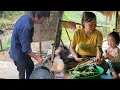 Lagu The old man helped Phuong Anh and her son