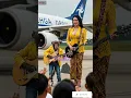 Download Lagu Aap en mooie vrouw spelen gitaar op Russische luchthaven #shorts #empudstudiogrup #aivideo