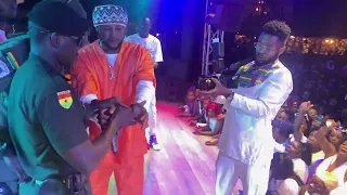 jail man warning ft kweku smoke show performance at kuami eugene concert at royale unity ahenfiea
