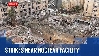 Mísseis iranianos atravessam defesas israelenses e atingem áreas residenciais próximas a instalações nucleares.