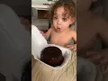 Download Lagu De verrukkelijke reactie van een baby op het zien van een chocoladetaart