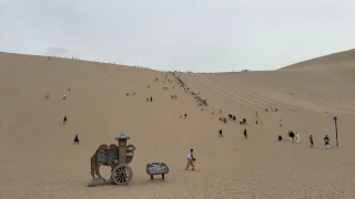 鸣沙山：徒步穿越中国的沙漠绿洲