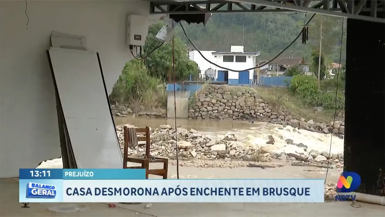 Casa desmorona após enchente em Brusque
