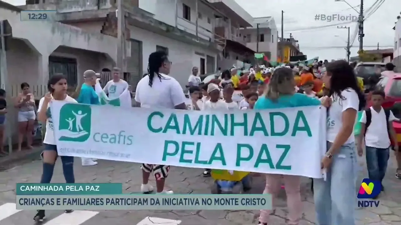 Caminhada pela Paz: crianças e familiares participam da iniciativa no Monte Cristo