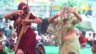 बीच पांडाल में इटावा की दोनों भाभियों का बिंदास dance " मत करे राधिका प्यार