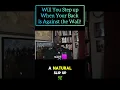 Download Lagu Hoe reageer je als je met de rug tegen de muur staat?