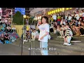 小姐姐在街头深情演唱周杰伦《退后》好多人，华语就是顶流！