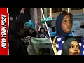 Somalische demonstranten houden posters van afgevaardigde Ilhan Omar omhoog tijdens demonstratie ...
