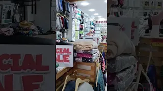 نقدم لك جميع انواع الملابس والملابس الداخلية بالجملة والتجزئة للرجال النساء والأطفال 