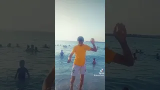  الفرق الي بيني و بينك اني بديك علي عينك       دندنها