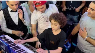 شوف اصغر عازف اورج مع محمد عبسلام و طارق شئلشه خرب الفرح وشئلشه و عبسلام ف حاله انبهار 