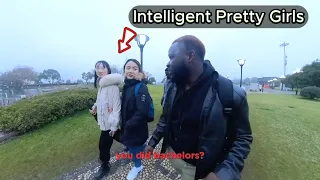 這位黑人男子在中國，驚嘆於這些中國女孩的聰慧