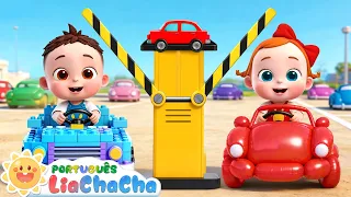 LiaChaCha em Português ☀️ Lia e ChaCha Montam em Brinquedos Carros Diversão | Música Infantil