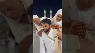 شاب يحمل امه وابوه على ضهره لاداء مناسك العمره   هنا بر الوالدين    اكسبلور           بر الوالدين دندنها