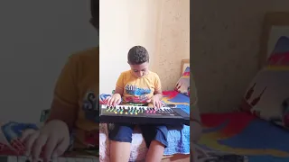أصغر طفل يعزف أجمل عزفة موسيقية           دندنها