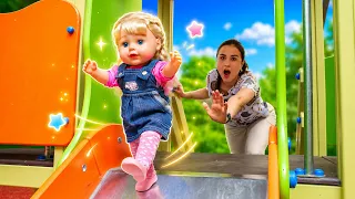 Emily se desliza por el tobogán del parque infantil
