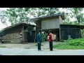 Volledige video: Goedhartig dakloos meisje krijgt gelukkig een verlaten huis.
