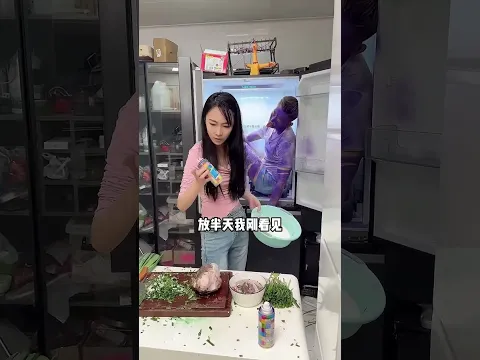 把自己藏进冰箱整蛊女友，没想到忘记断电把自己冻成冰雕，女友开门后当场尖叫破音！#恶搞姐妹 #搞笑 #整蛊 #funny